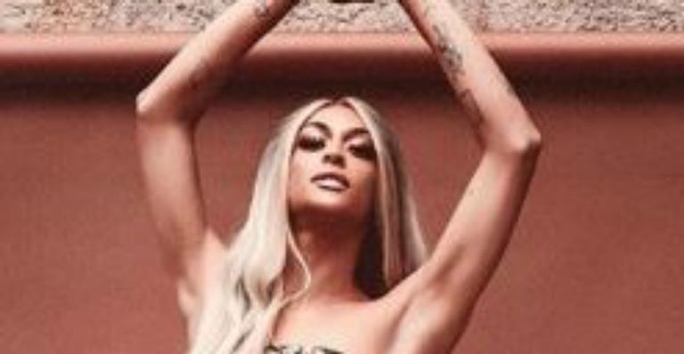 De top e micro biquíni, Pabllo Vittar ostenta curvas poderosas e deixa fãs boquiabertos