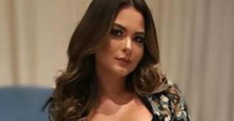 Geisy Arruda abusa de decote e saia curtinha em selfie e eleva temperatura