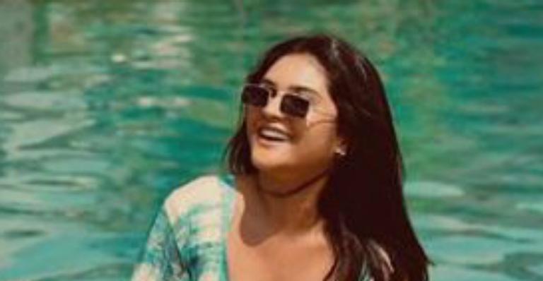 Mileide Mihaile posa de biquíni à beira da piscina e ostenta pernões poderosos
