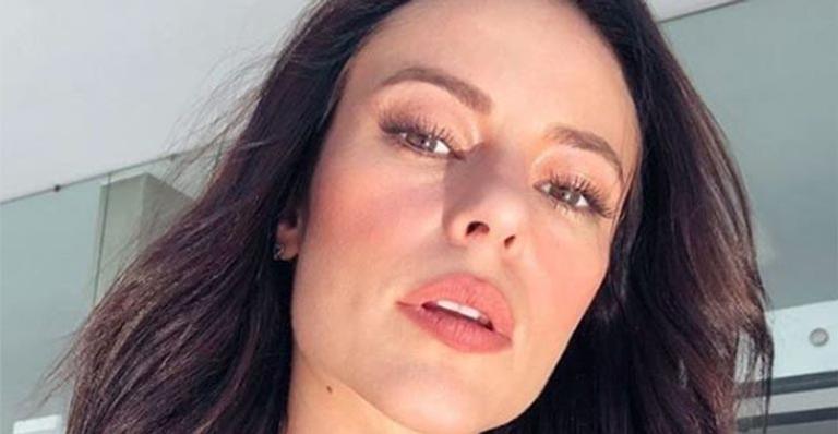 Sem maquiagem, Paolla Oliveira surge com maiô decotado na piscina