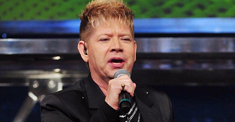 Viúva de Roberto Leal e os filhos choram na missa de sétimo dia