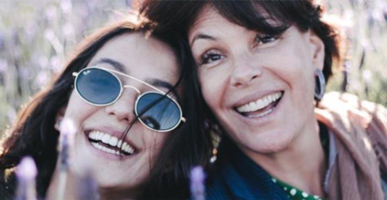 Carolina Ferraz apresenta o namorado da filha: ‘Um querido!’