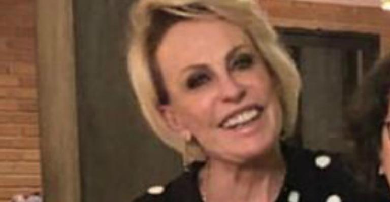 De férias, Ana Maria Braga posa com filha e netas e encanta seguidores com clique raro: ”Amor de vó”