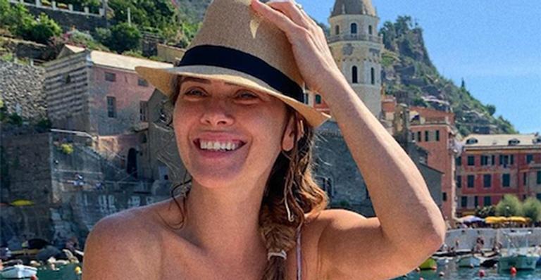Carolina Dieckmann ostenta corpão ao surgir de maiô com recortes na Itália