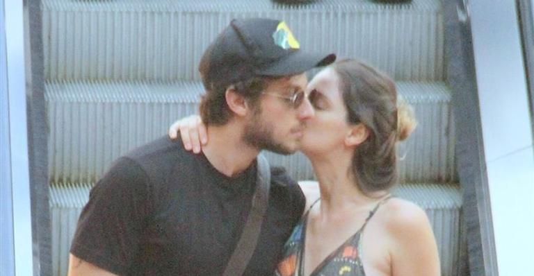 Chay Suede e Laura Neiva surgem juntinhos em flagra no Rio de Janeiro
