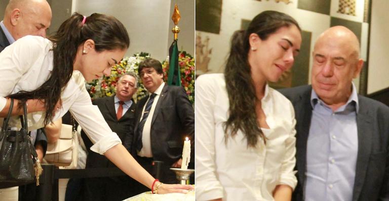 Daniela Albuquerque surge muito emocionada no velório de Roberto Leal