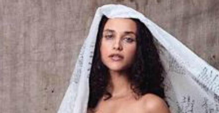 Débora Nascimento surge completamente nua, exibe bumbum perfeito e divide opiniões