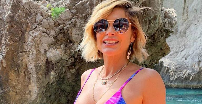 Aos 45 anos, Flávia Alessandra ostenta barriga sequinha e mostra corpão de biquíni