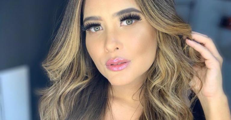 Geisy Arruda aumenta temperatura com lingerie decotada e seguidor sugere que ela leia a Bíblia