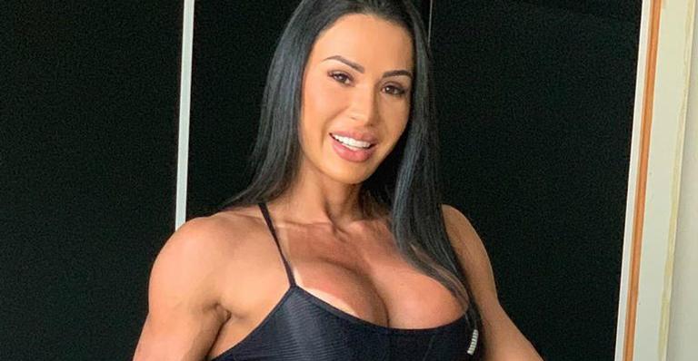 Gracyanne Barbosa causa ao atacar marmita fitness em pleno voo de avião: ”Olha o que fazemos”