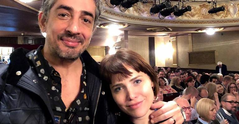 Letícia Colin exibe barrigão e se diverte na loja do pai no interior de São Paulo