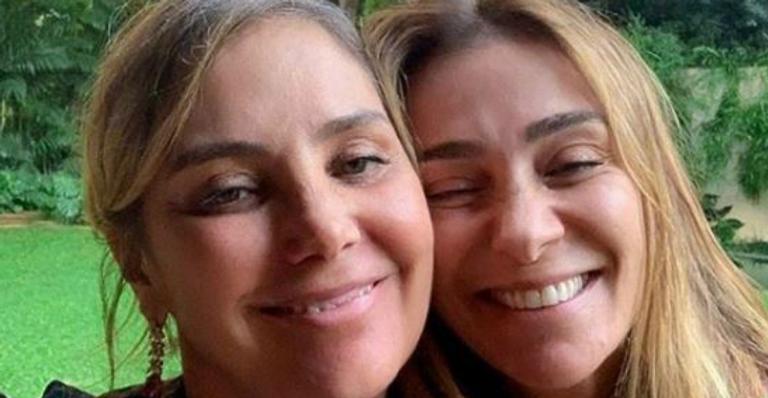Na luta contra o câncer, Heloísa Perissé ganha festão na casa de Mônica Martelli: ”Você é luz!”