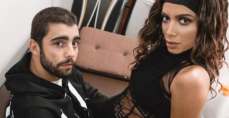 Anitta e Pedro Scooby se encontram em balada, clima fica pesado e amigos interferem