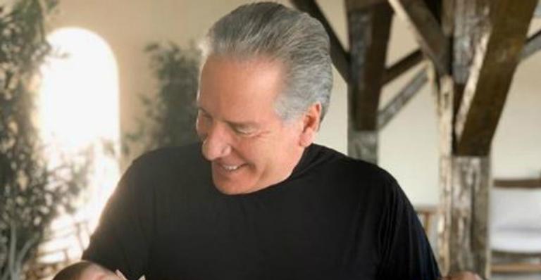Roberto Justus paparica muito as netas gêmeas e beleza das meninas encanta fãs