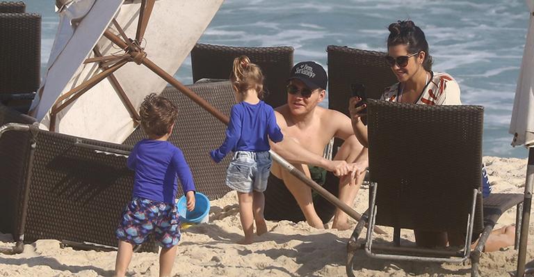 Thais Fersoza e Michel Teló curtem dia na praia com os filhos, Melinda e Teodoro