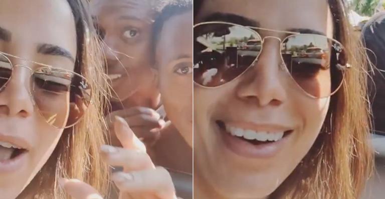 Anitta reclama após ser abordada no sinal por meninos: ”A paçoca mais cara que eu já comprei”