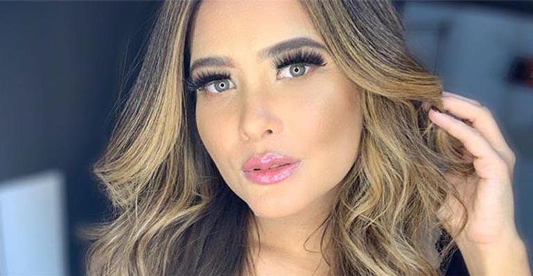 Geisy Arruda provoca os fãs ao mostrar fotos com lingerie fio-dental