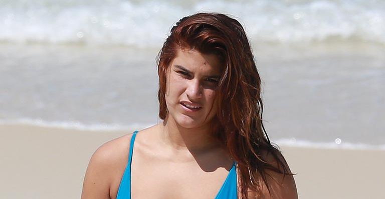 Filha de Flávia Alessandra surge com biquíni fio-dental na praia