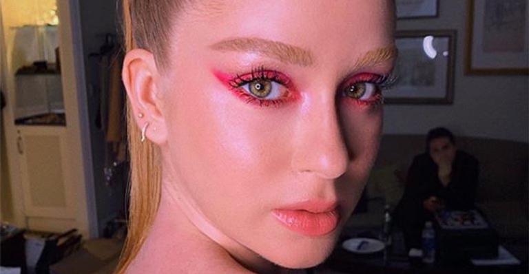 Marina Ruy Barbosa deixa a barriguinha à mostra ao treinar na academia