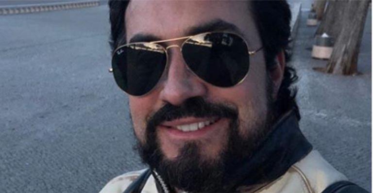 Padre Fábio de Melo é confundido com homem de sunga e dá risada