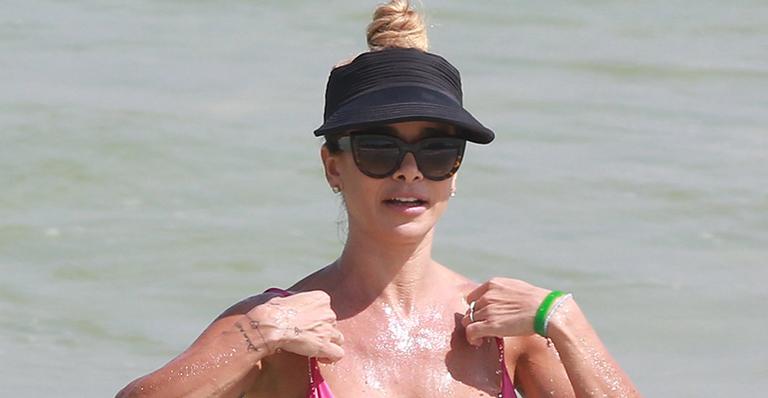Dany Bananinha surge com biquíni fio-dental em dia na praia