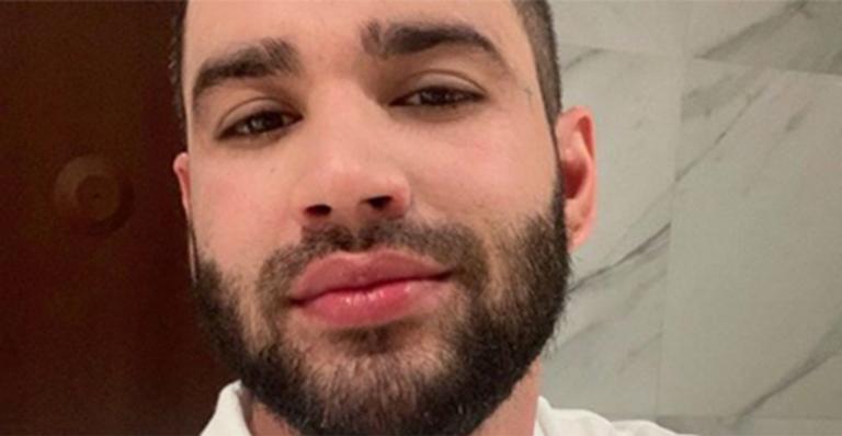 Gusttavo Lima interrompe show e toma atitude inesperada: ‘Tire essas placas’