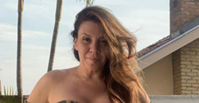 Aos 43 anos, Simony surge de biquíni e exibe cinturinha fina