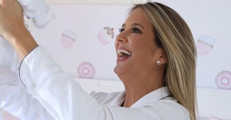 Ticiane Pinheiro segura a filha no quartinho da herdeira: ”Já virei parte da decoração”
