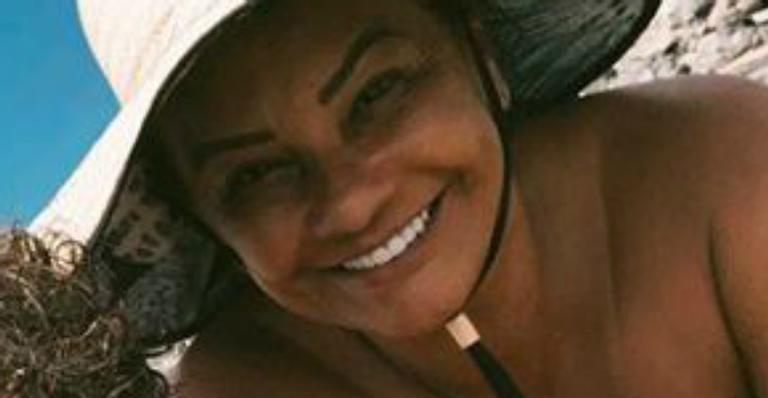 Aos 62 anos, Solange Couto surge nua em ensaio com o marido e esquenta web