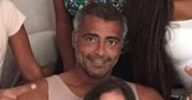 Ex-jogador Romário reúne as quatro filhas em raro clique e beleza impressiona fãs