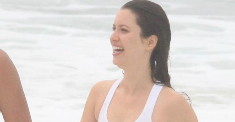 Nathalia Dill faz raríssima aparição pública com o noivo em dia de praia