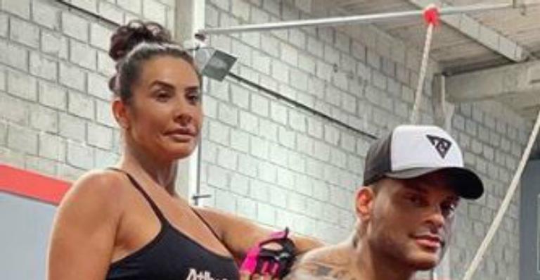Scheila Carvalho ostenta pernões e barriguinha seca em clique com marido na academia