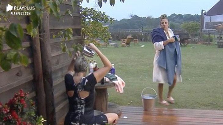 A Fazenda: Andréa de Nóbrega deixa luxo de lado e toma banho de caneca