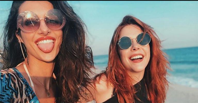 Juntas na novela Órfãos da Terra, Anajú Dorigon se declara para Bia Arantes
