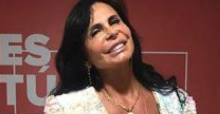 Aos 60 anos, Gretchen levanta a blusinha e deixa fãs boquiabertos ao revelar barriguinha trincada