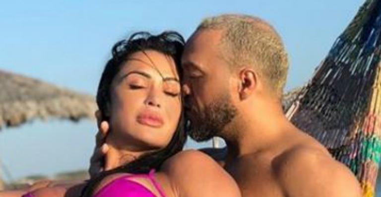 Belo divide foto de Gracyanne Barbosa seminua e celebra aniversário da musa: ”Meu tudão”