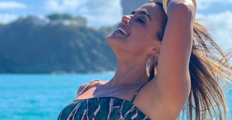 Ex-BBB Carol Peixinho posa de biquíni e ostenta pernões esculturais em Noronha