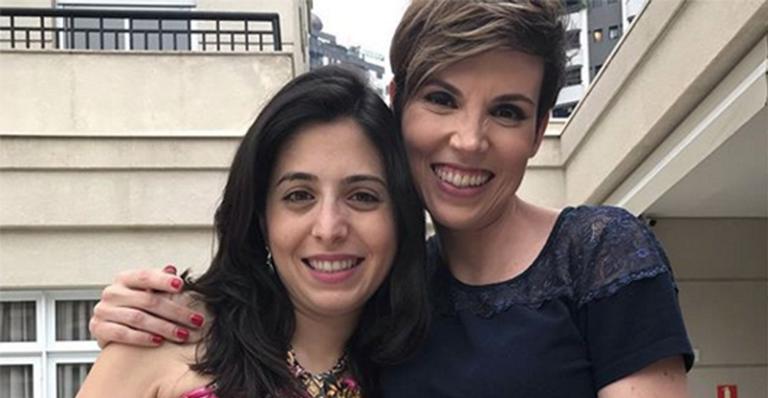 Repórter da Globo ganha chá de bebê da equipe de telejornal e exibe o barrigão
