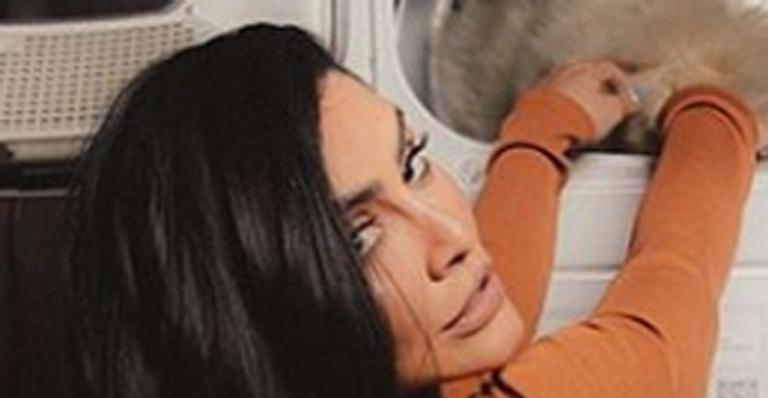 Cleo causa ao surgir sensualizando em clique provocante dentro de uma lavanderia