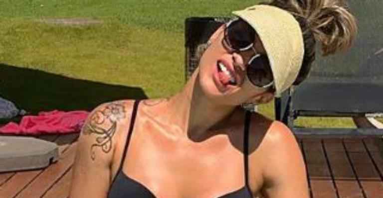 Kelly Key exibe pernões gigantes e abdômen definido em biquíni mínimo: ”Que corpo é esse?”