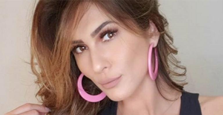 Lívia Andrade exibe o decote em foto divertida na web: ‘Sextou!’
