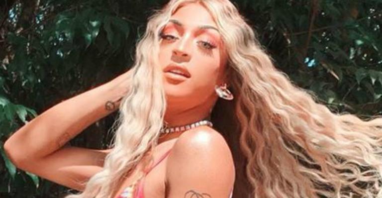 Pabllo Vittar empina bumbum de biquíni mínimo e fãs comparam: ”Parece a Luísa Sonza”