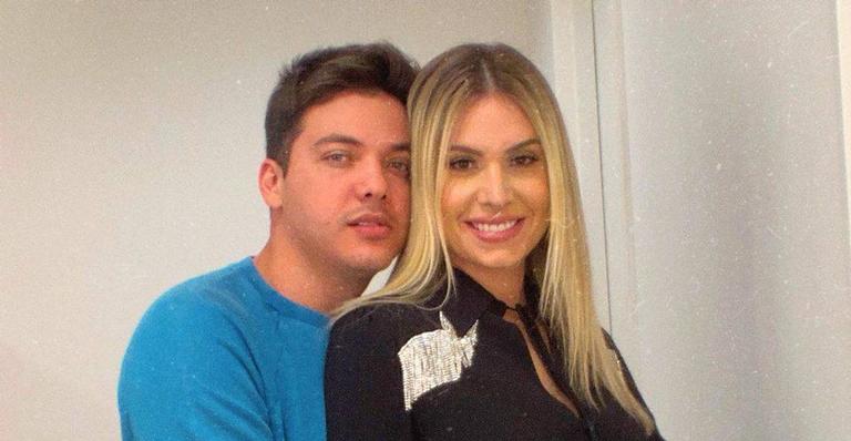Thyane Dantas se derrete de amores ao mostrar o caçula reconhecendo o papai em capa de dvd