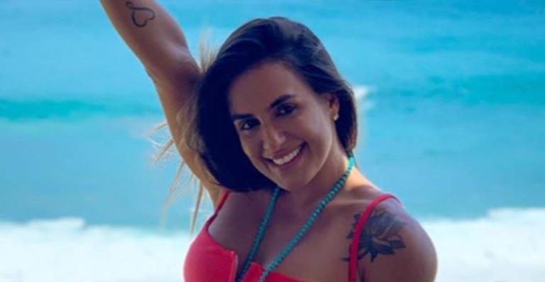 Carol Peixinho ostenta bumbum poderoso ao usar biquíni fio-dental