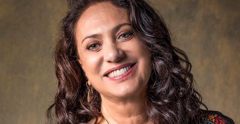 Após morte do neto, Eliane Giardini emociona ao plantar árvore para ele