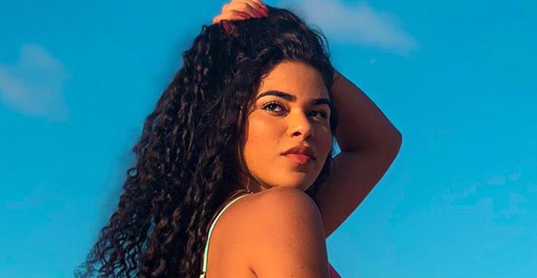 Ex-BBB Elana Valenaria exibe bumbum à milanesa na praia e causa comoção na web