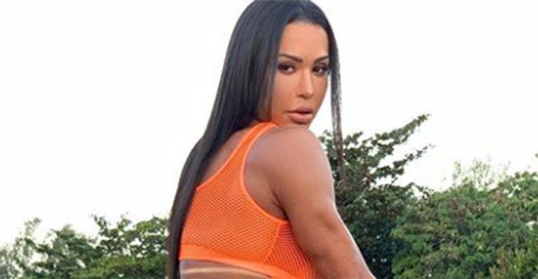 Gracyanne Barbosa choca ao equilibrar criança em seu bumbum avantajado