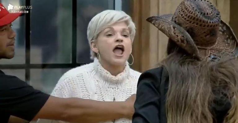 A Fazenda: Andréa Nóbrega, Tati Dias e Drika Marinho brigam aos gritos: ‘Sua falsa’