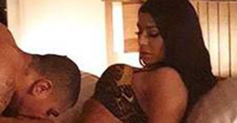Naldo tira a calcinha da mulher em vídeo polêmico que cai nas redes sociais
