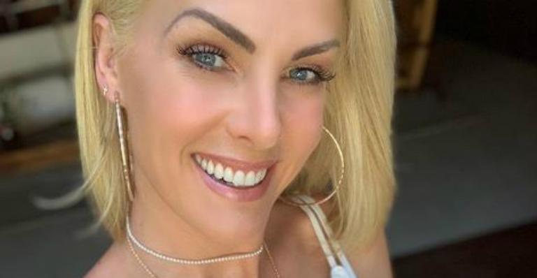 Ana Hickmann aposta em vestido curtinho e deixa pernões torneados a mostra